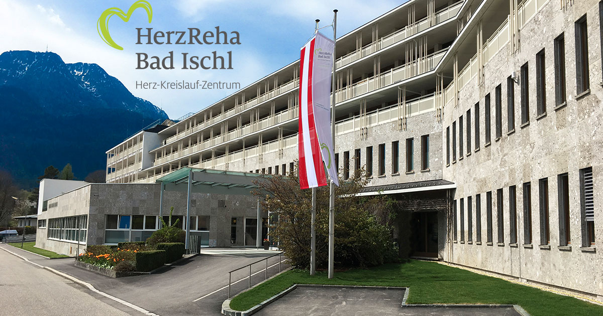 Gebäude mit zwei Fahnen davor