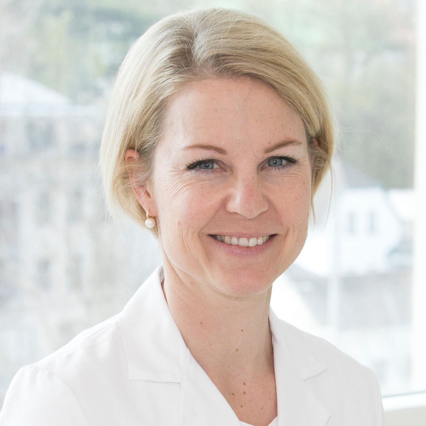 Ärztin mit blonden mittellangen Haaren