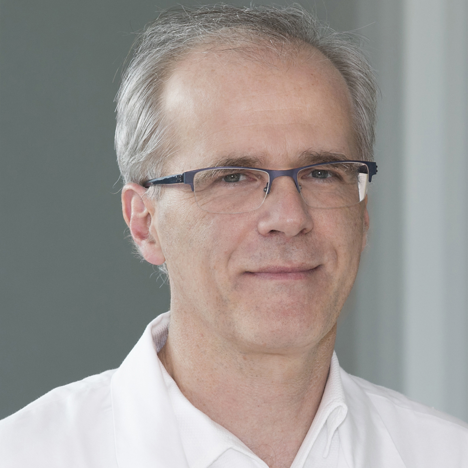 Arzt in Arztkleidung mit Brille