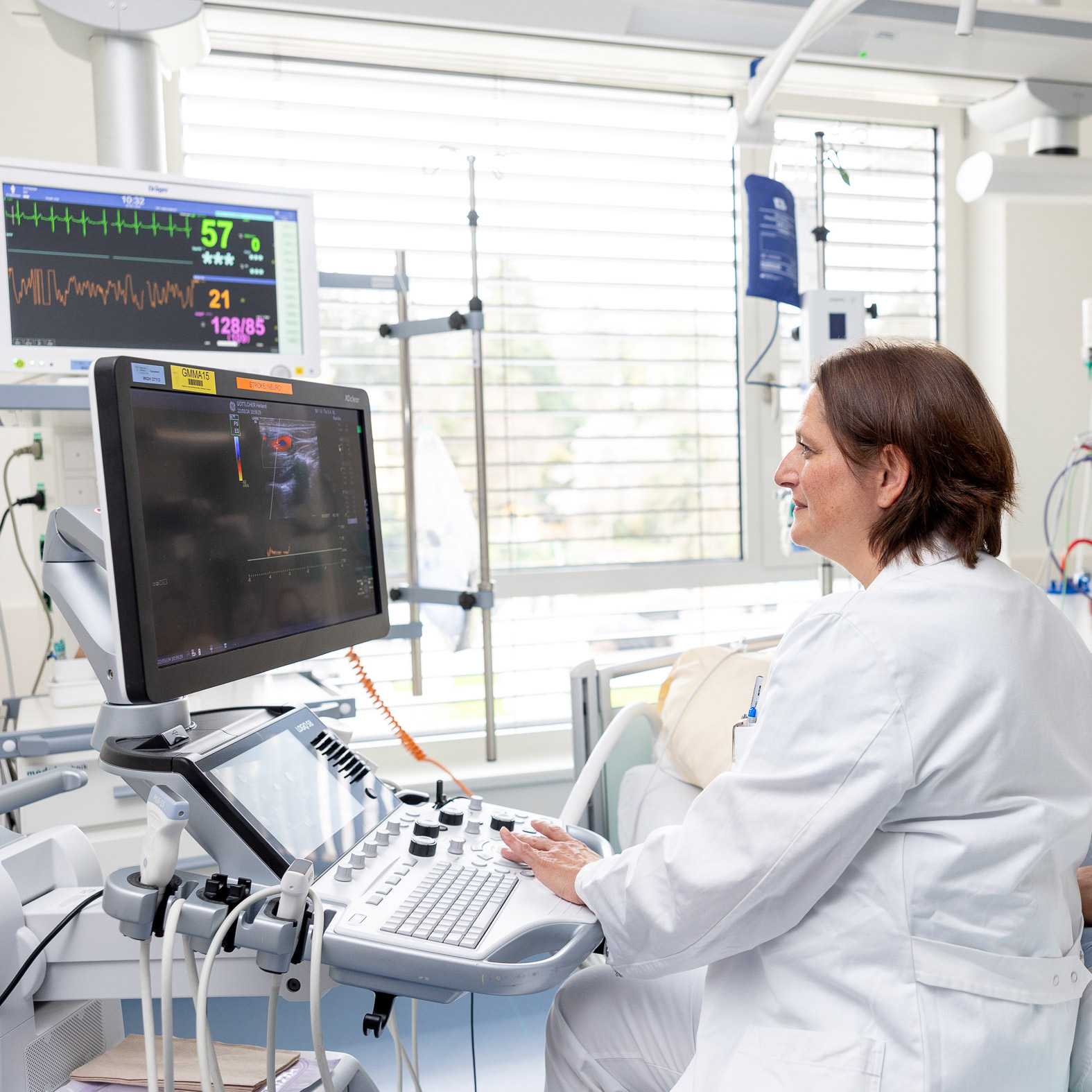 Eine Ärztin untersucht mit einem Ultraschall