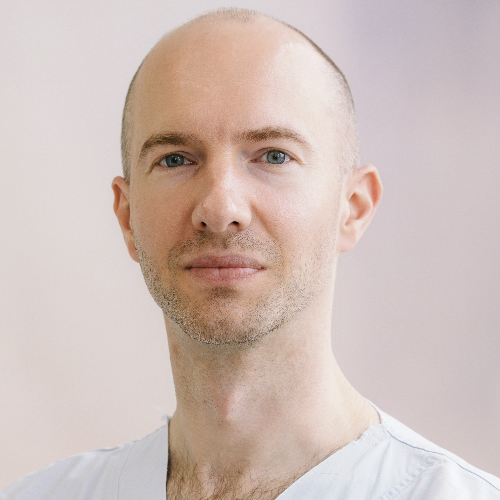 Portraitbild eines jungen Mannes mit Glatze