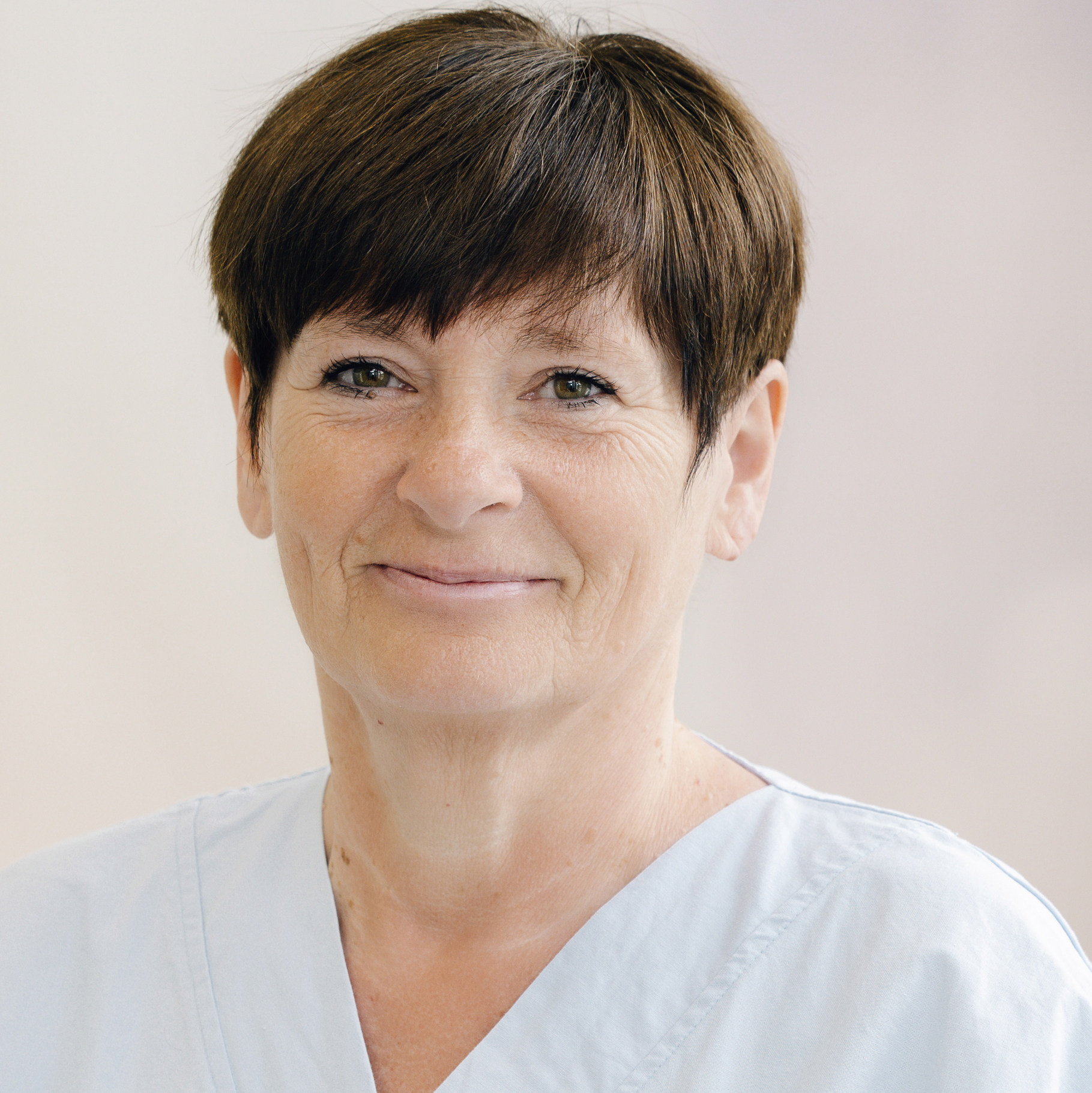 Eine Frau mit kurzen braunen Haaren