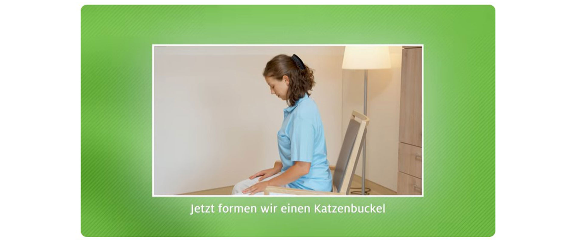 Eine Mitarbeiterin im hellblauen Shirt sitzt seitlich auf einem Stuhl und zeigt einen Katzenbuckel.