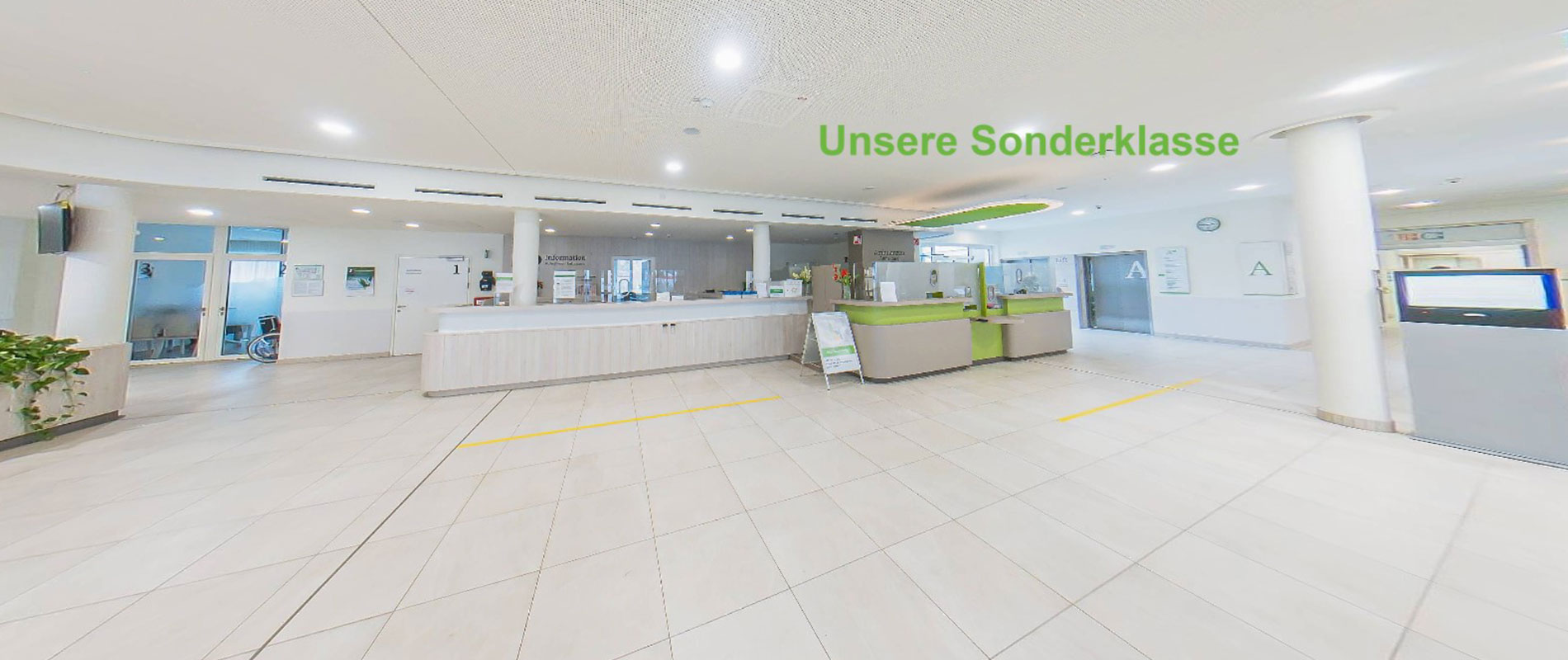 Eingangsbereich im PAnorama-Modus, wo in Grün "Unsere Sonderklasse" geschrieben steht
