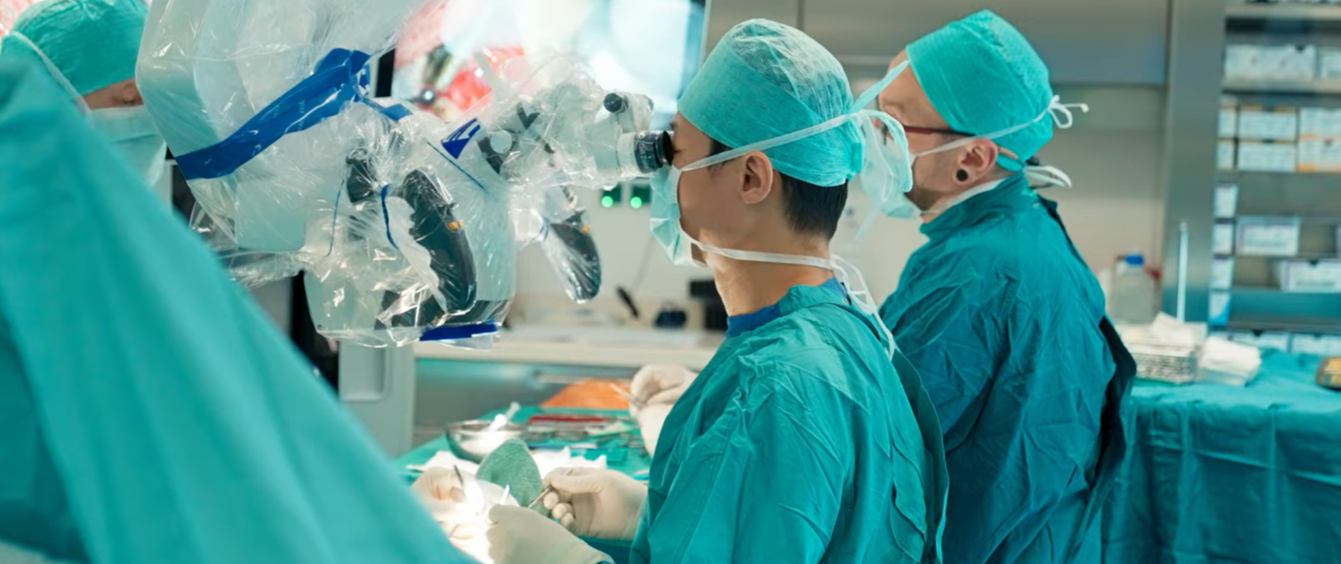 Video-Screenshot, 2 Chirurgen operieren im OP-Saal
