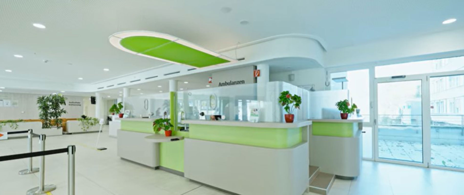 Der Eingangsbereich des Göttlicher Heiland Krankenhauses mit Blick auf die Ambulanz-Anmeldeschalter