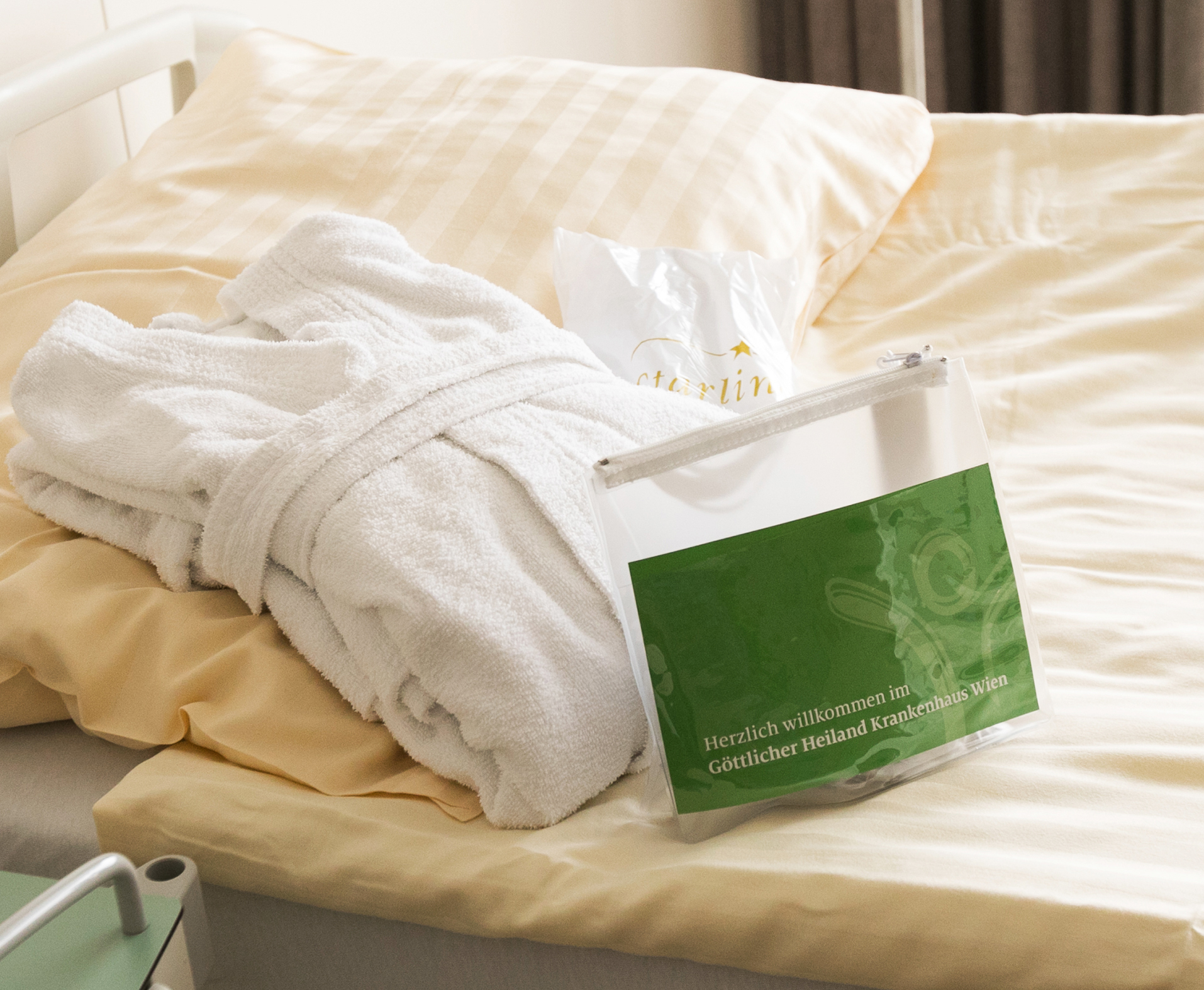 Ein Bademantel und ein Kosmetik Täschchen liegen am Zimmer bereit