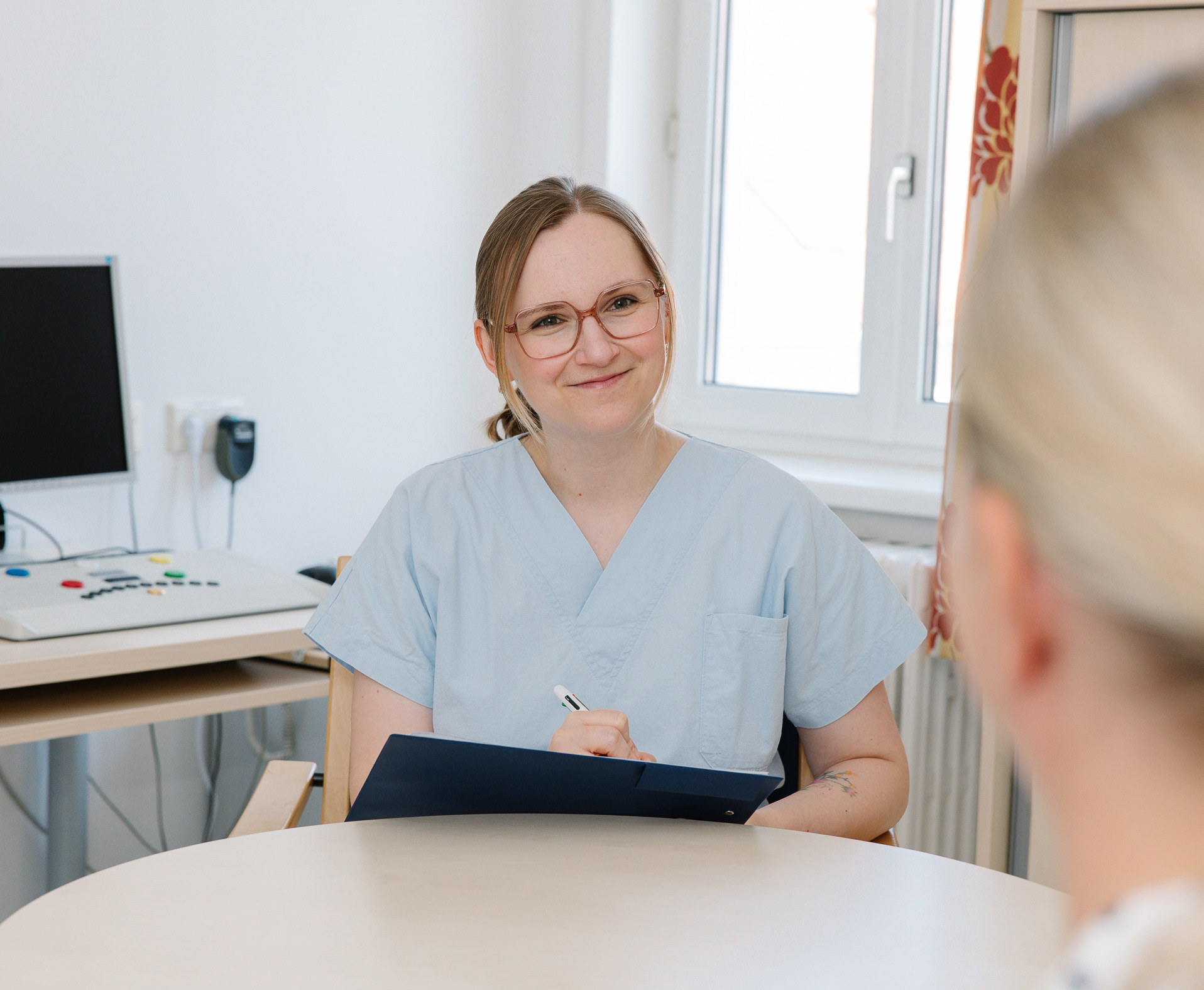 Eine Psychologin im Gespräch mit einer Patientin