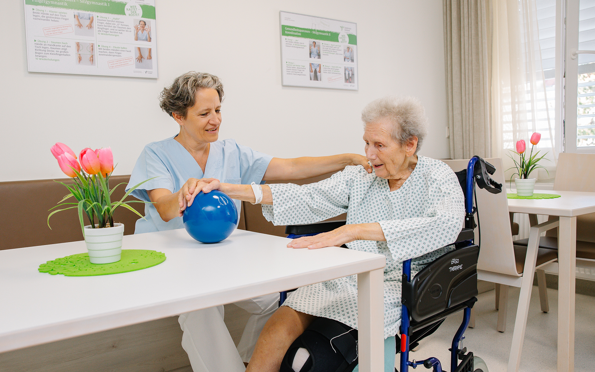 Eine Ergotherapeutin übt mit einer Patientin.
