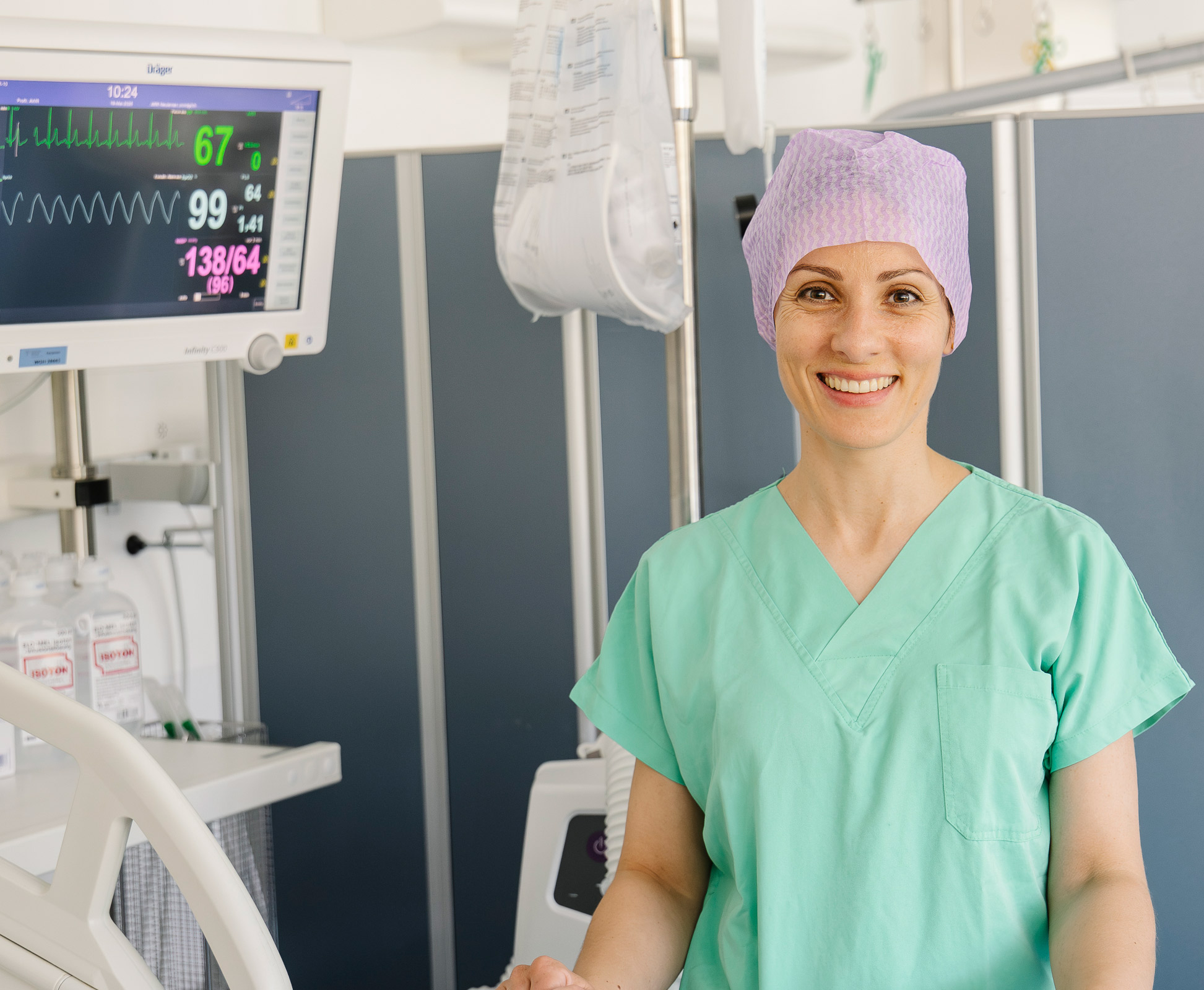 Eine DGKP kontrolliert die Werte beim Patienten
