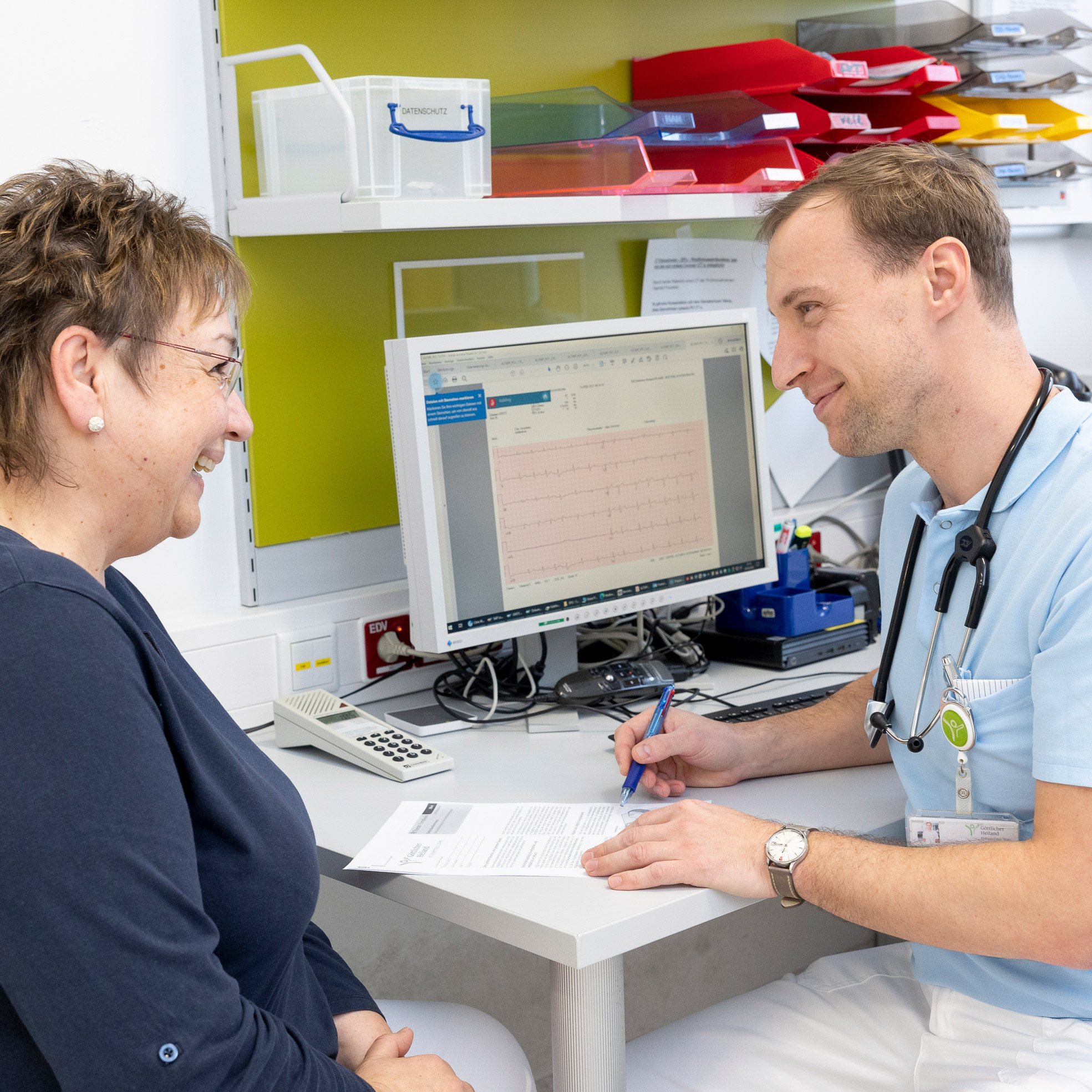 Ein Arzt bespricht Herz Befund mit seiner Patientin