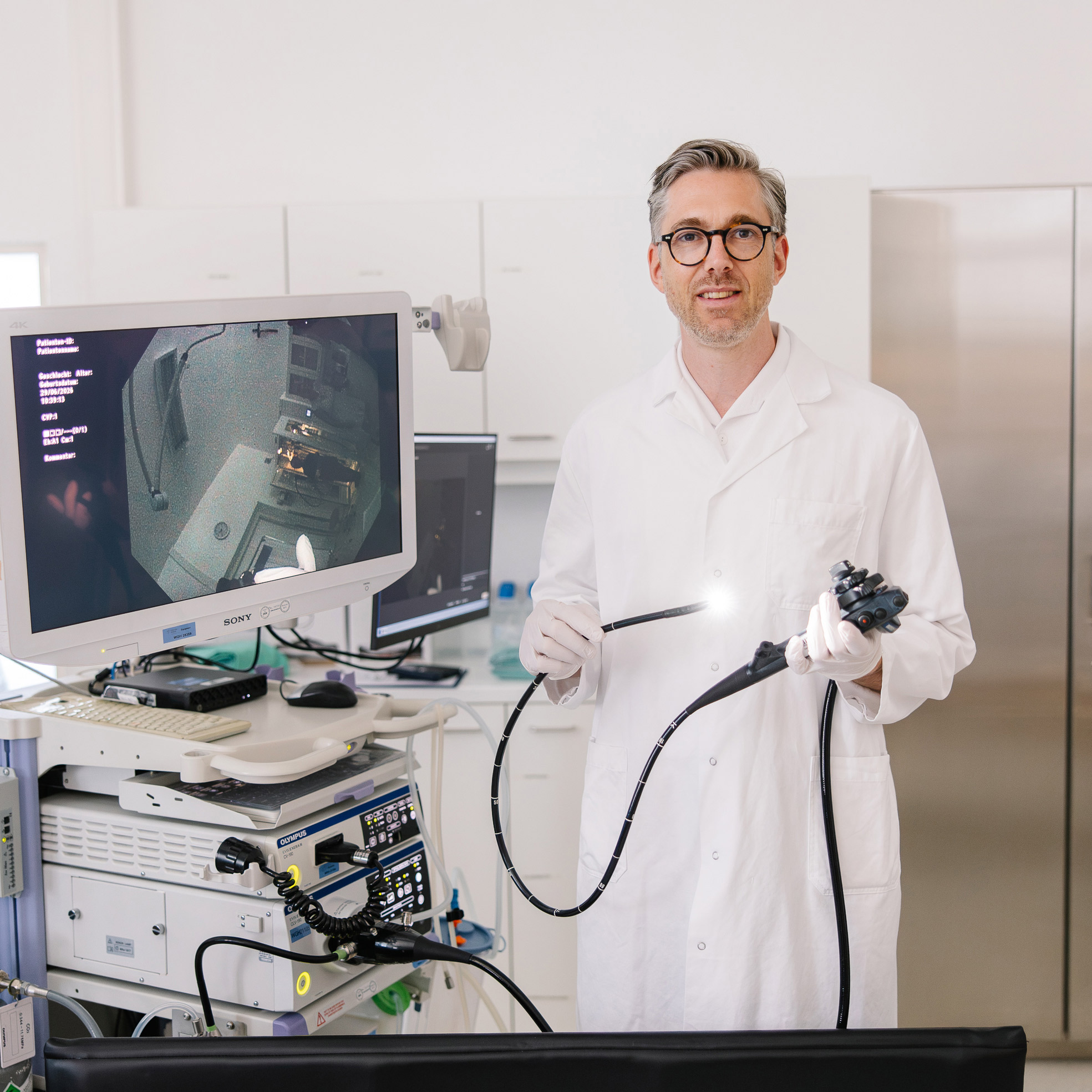 Ein Arzt hält das Gastroskop in der Hand