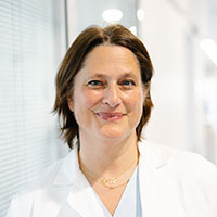 FRau mit braunen mittellangen Haaren
