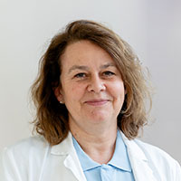 Frau in Arztkleidung, braunes mittellanges Haar