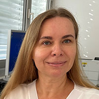 Portraitbild einer Frau mit blonden langen Haaren