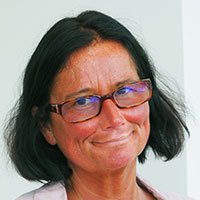 Portraitbild einer Frau mit dunklen kinnlangen Haaren und Brille