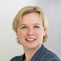 Portraitbild einer Frau mit blonden kurzen Haaren