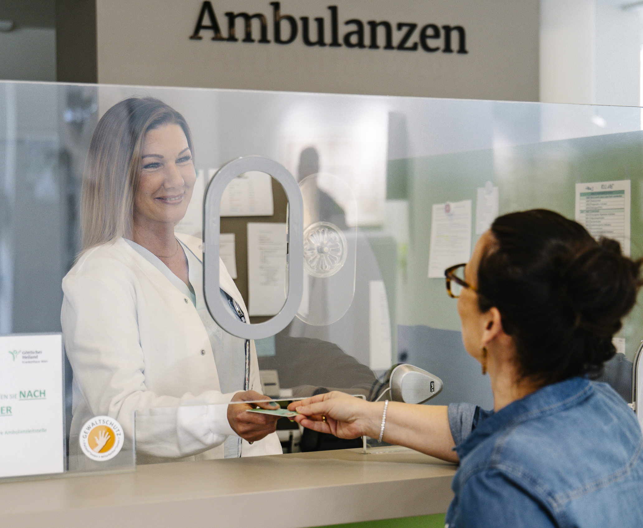 Eine Patientin meldet sich an