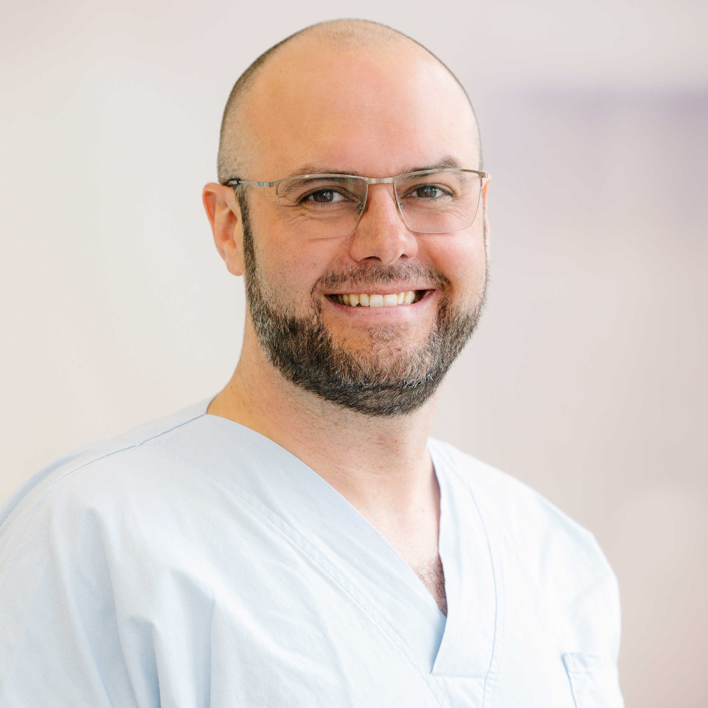 Mann mit Brille lächelt