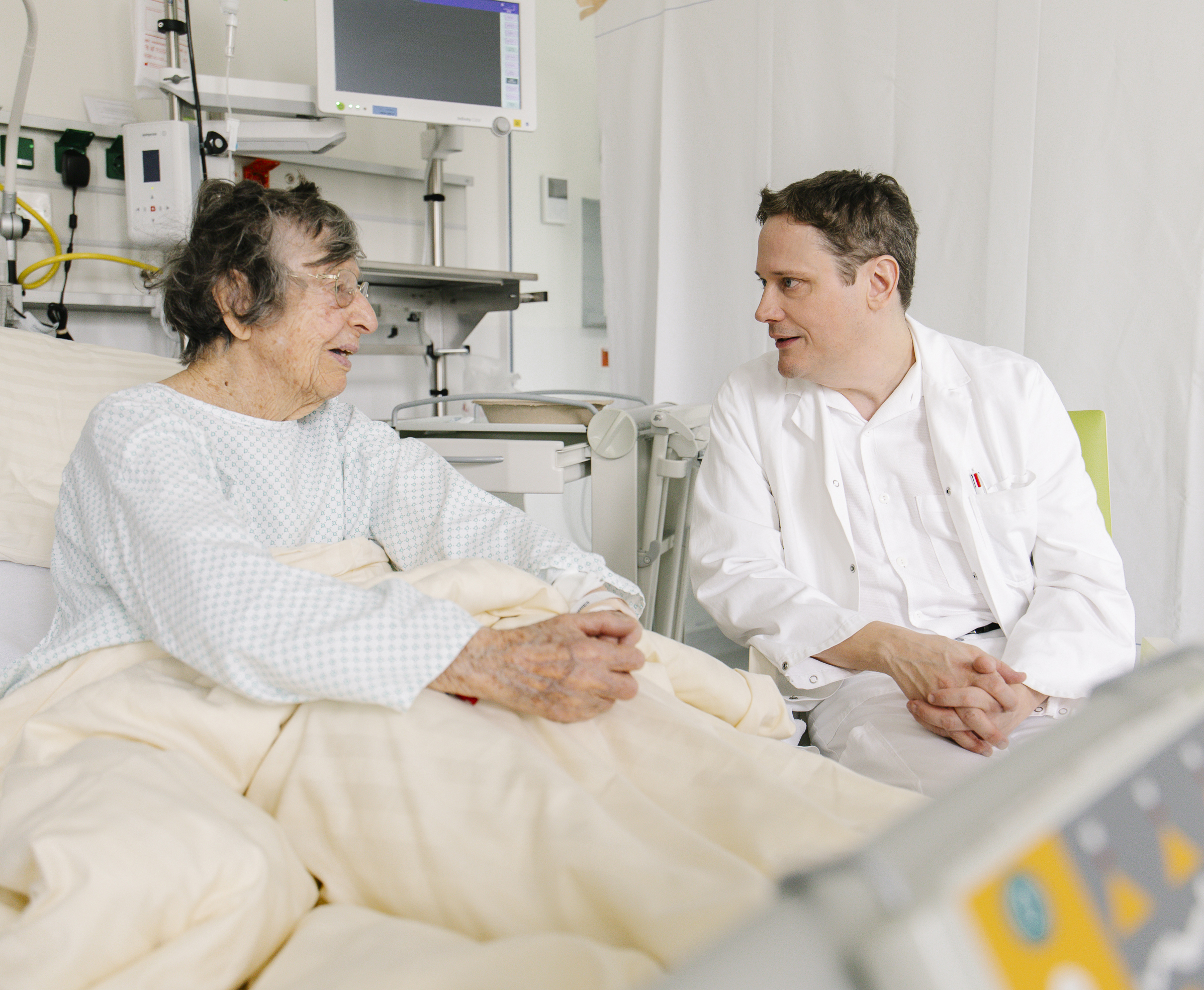 Ein Arzt spricht mit einer Patientin