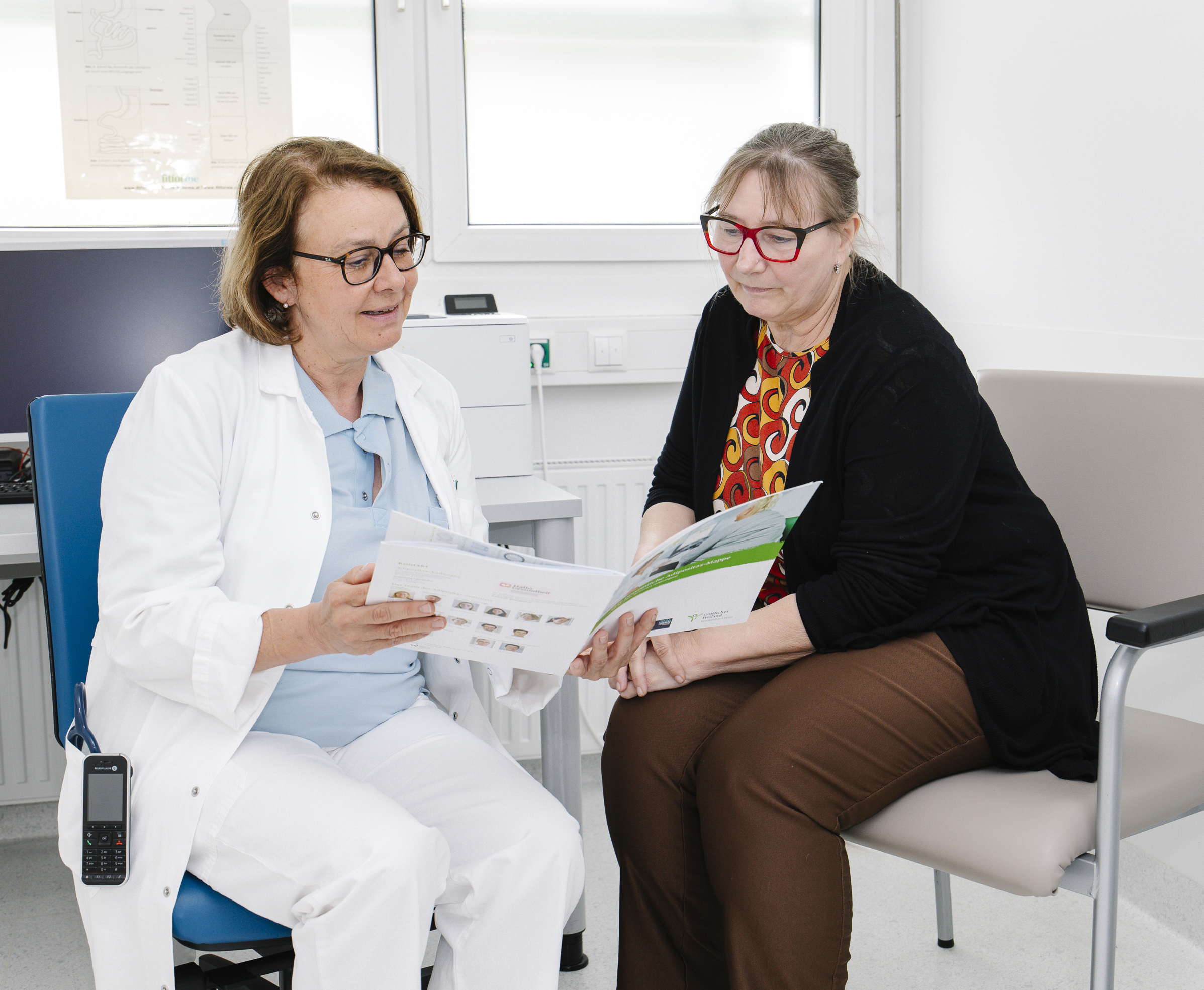 Eine Ärztin erklärt einer Patientin die Ernährungspyramide