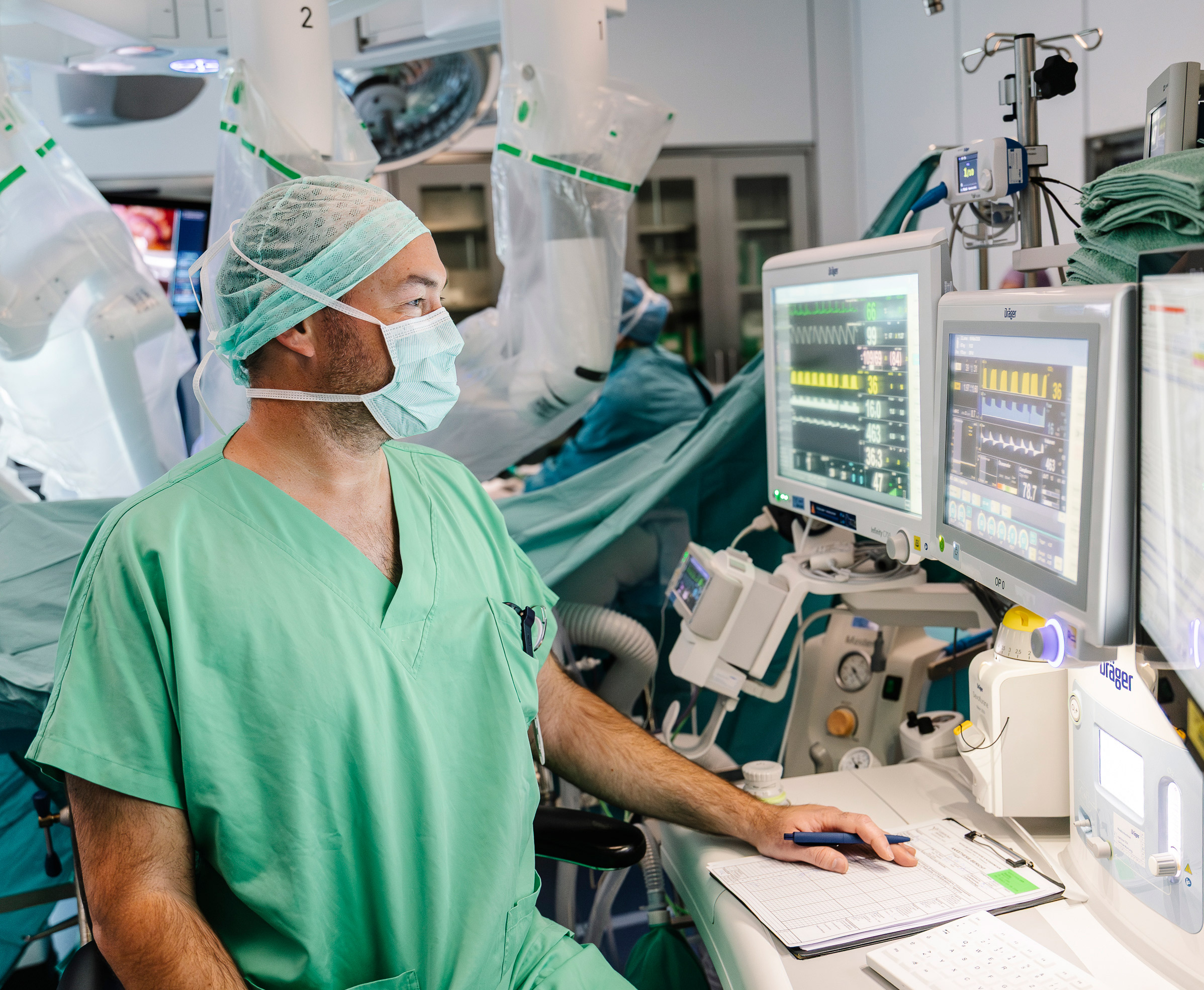 Ein Anästhesist überwacht die Vitalparameter während der Operation