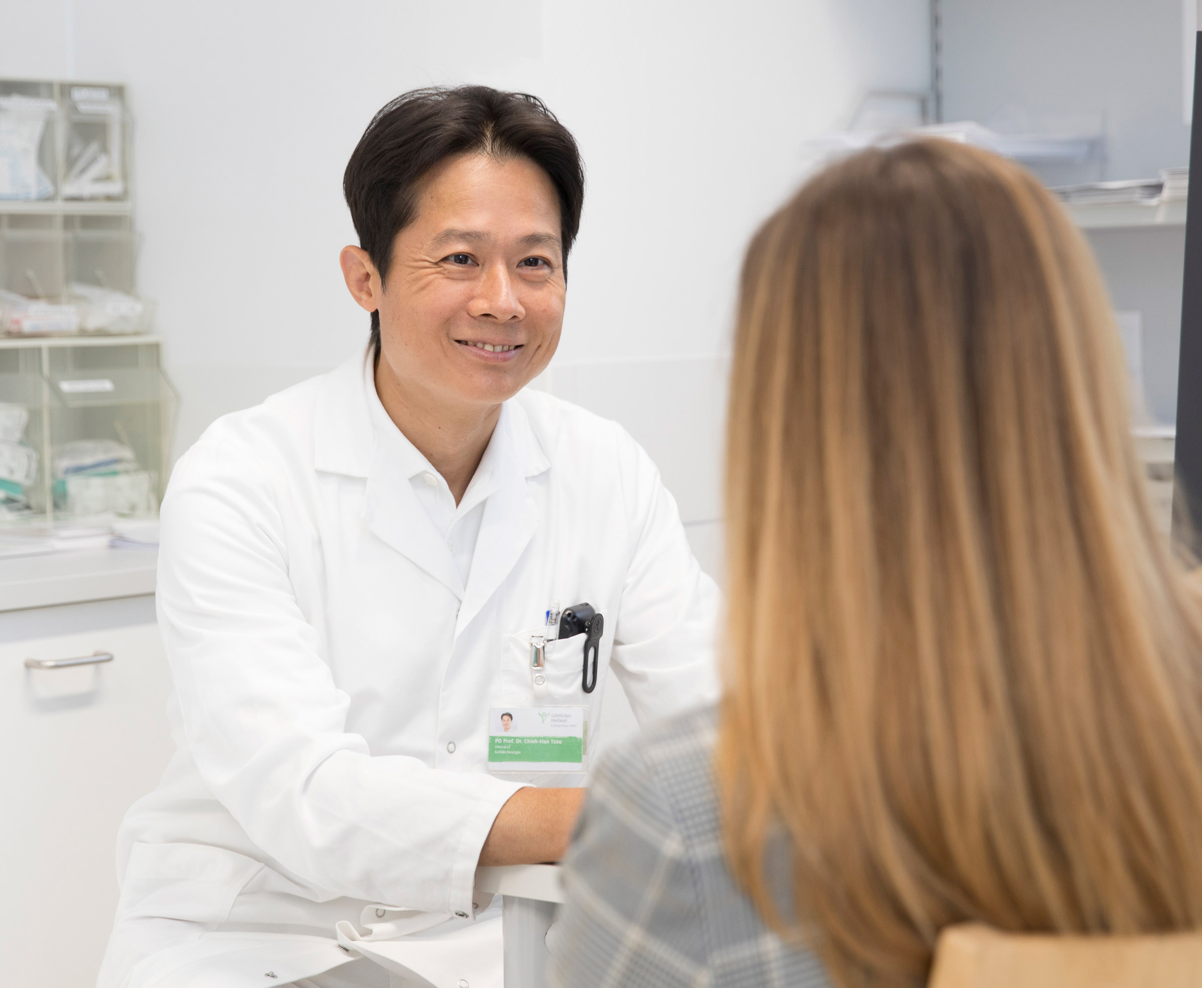 Ein Arzt im Gespräch mit einer Patientin
