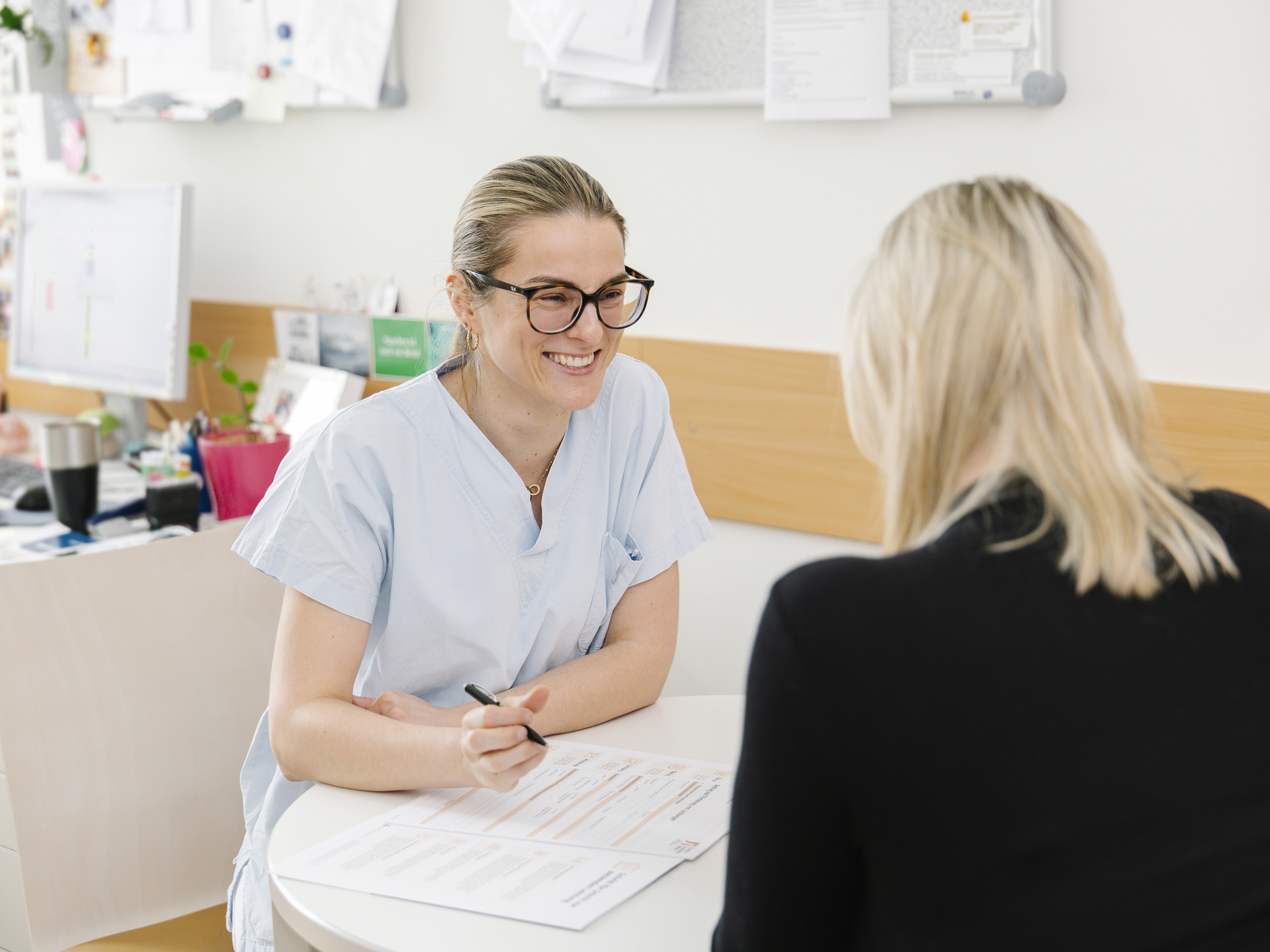 Eine Patientin beim Entlassungsgespräch