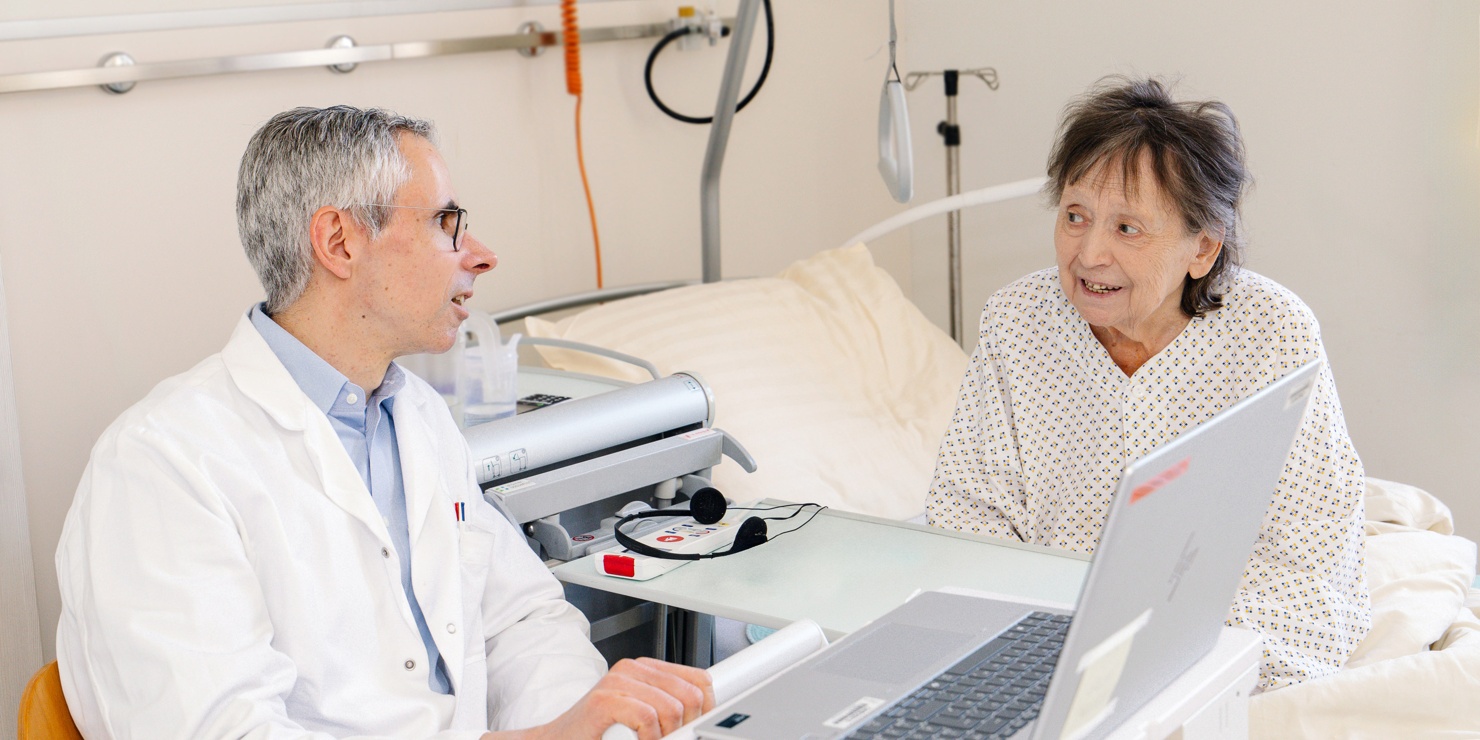 Arzt und Patientin im Gespräch