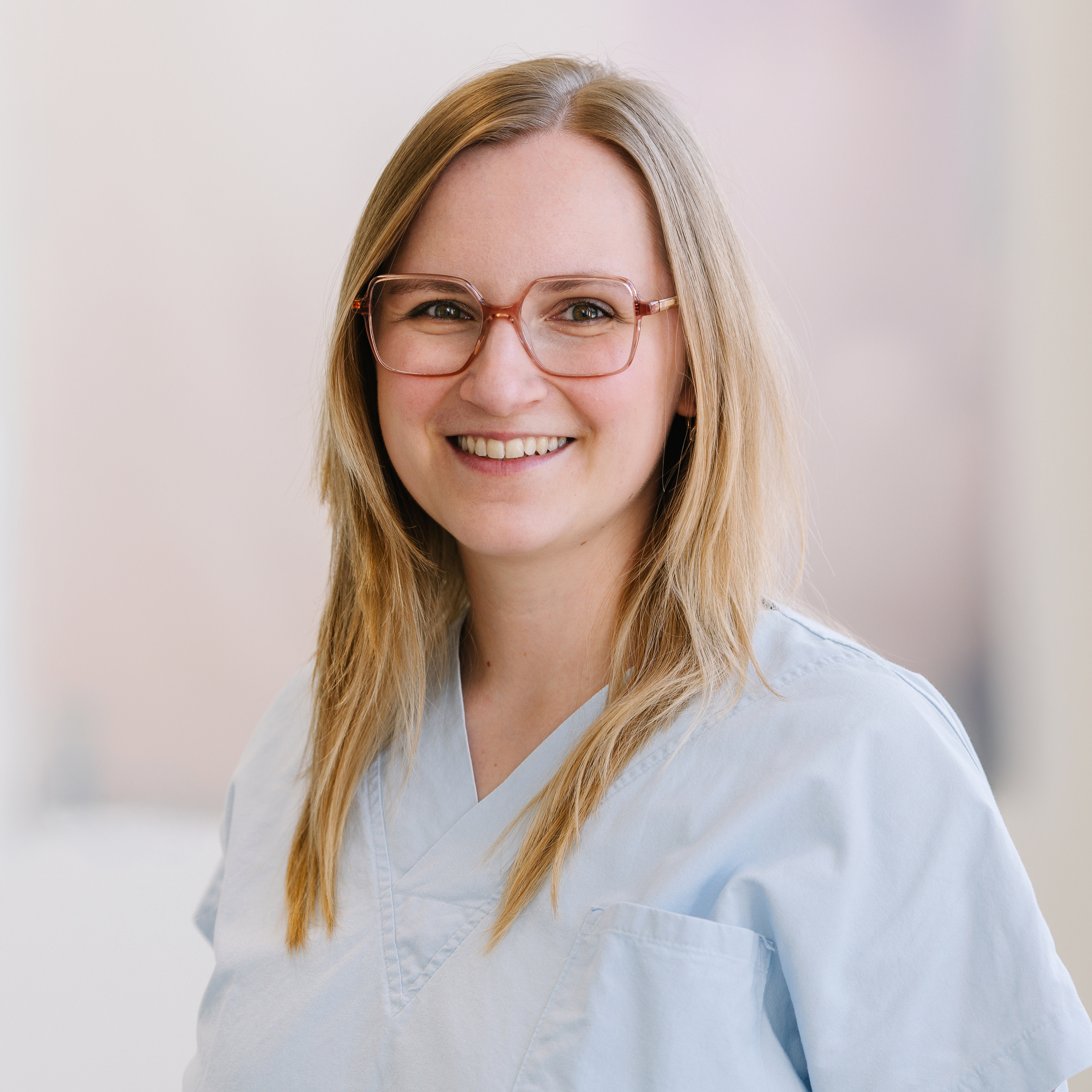 Junge Frau mit blonden langen Haaren und Brille