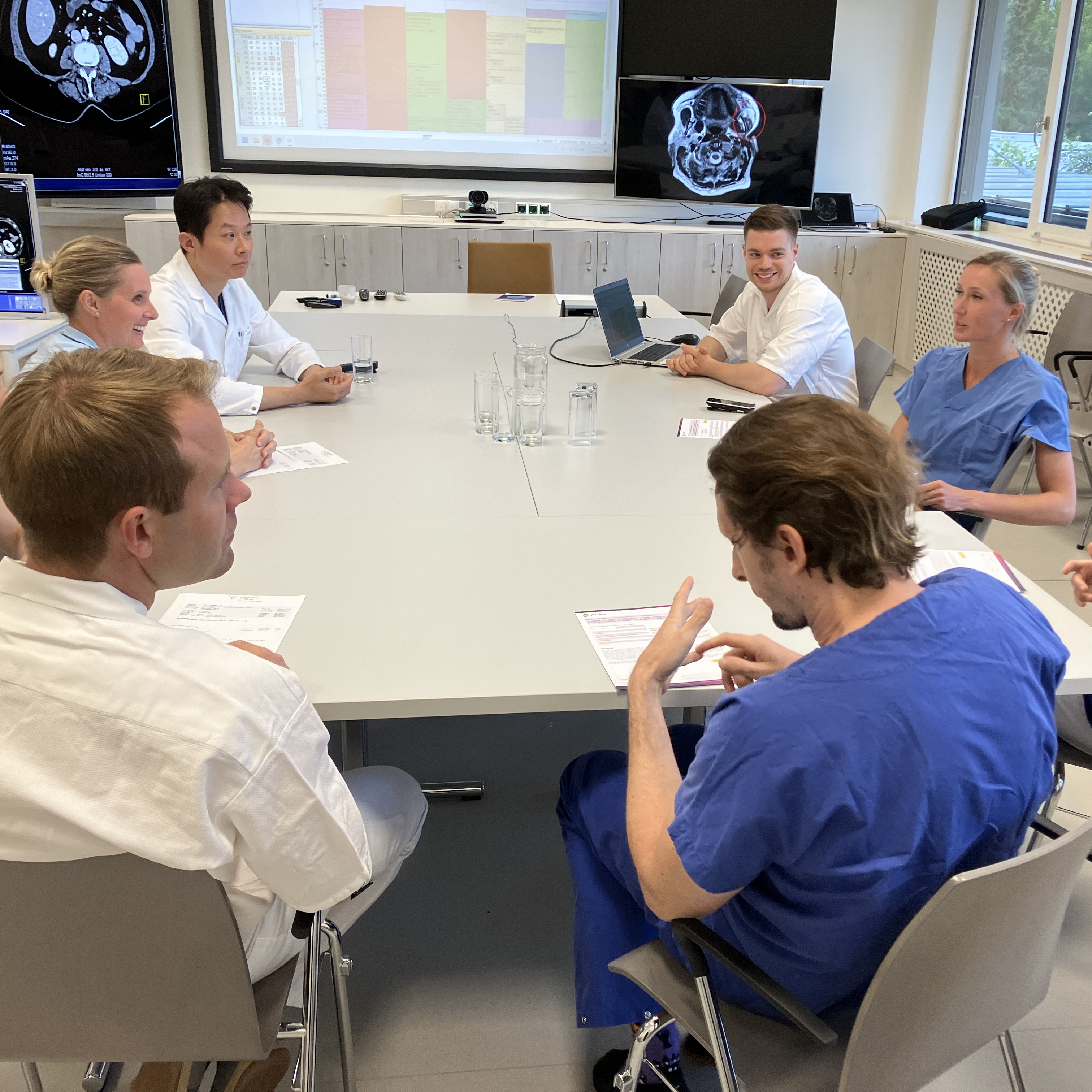 Team von Ärztinnen und Ärzten bei der Morgenbesprechung