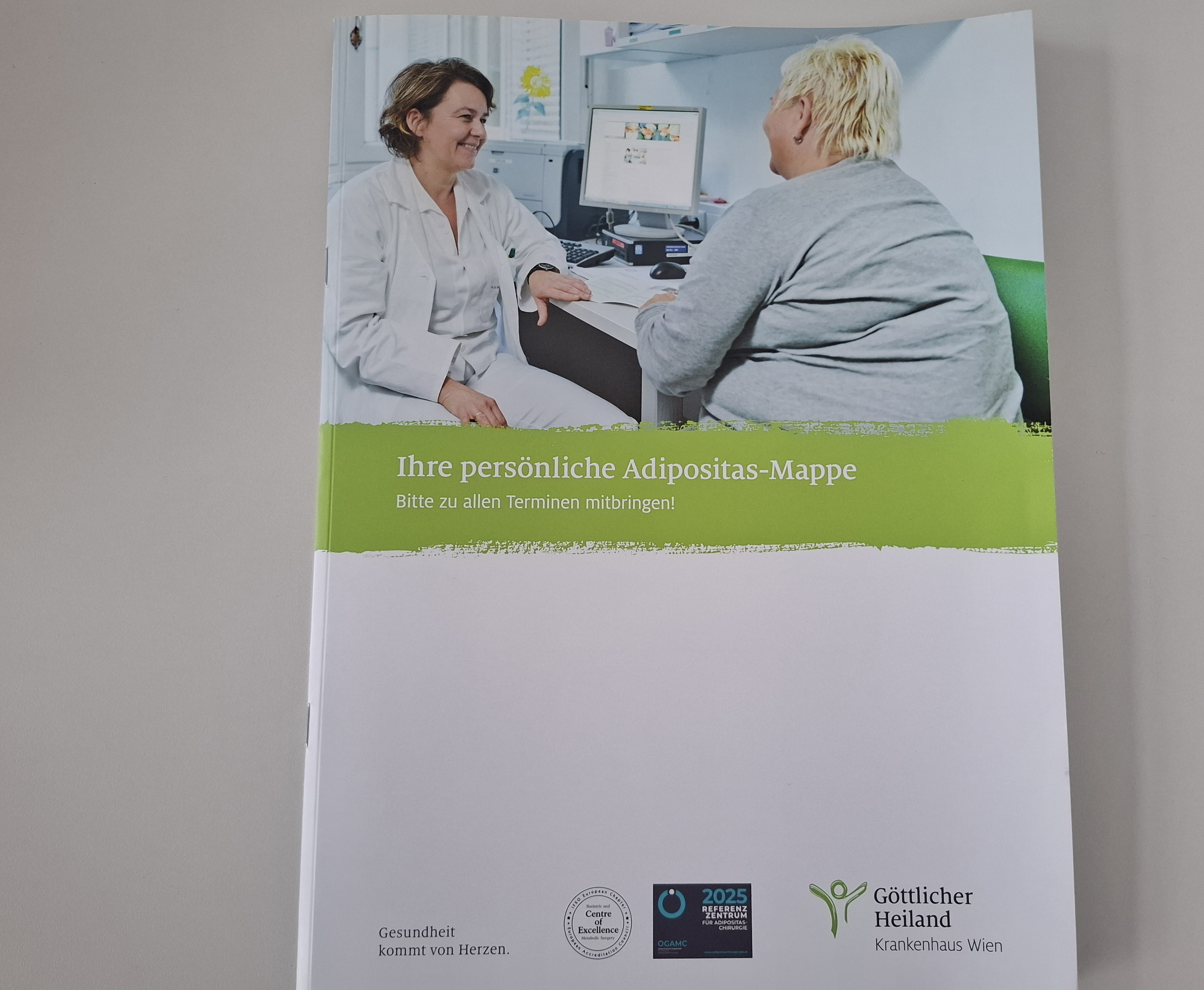 Deckblatt einer Mappe mit Foto wo Ärztin und Patienten miteinander reden