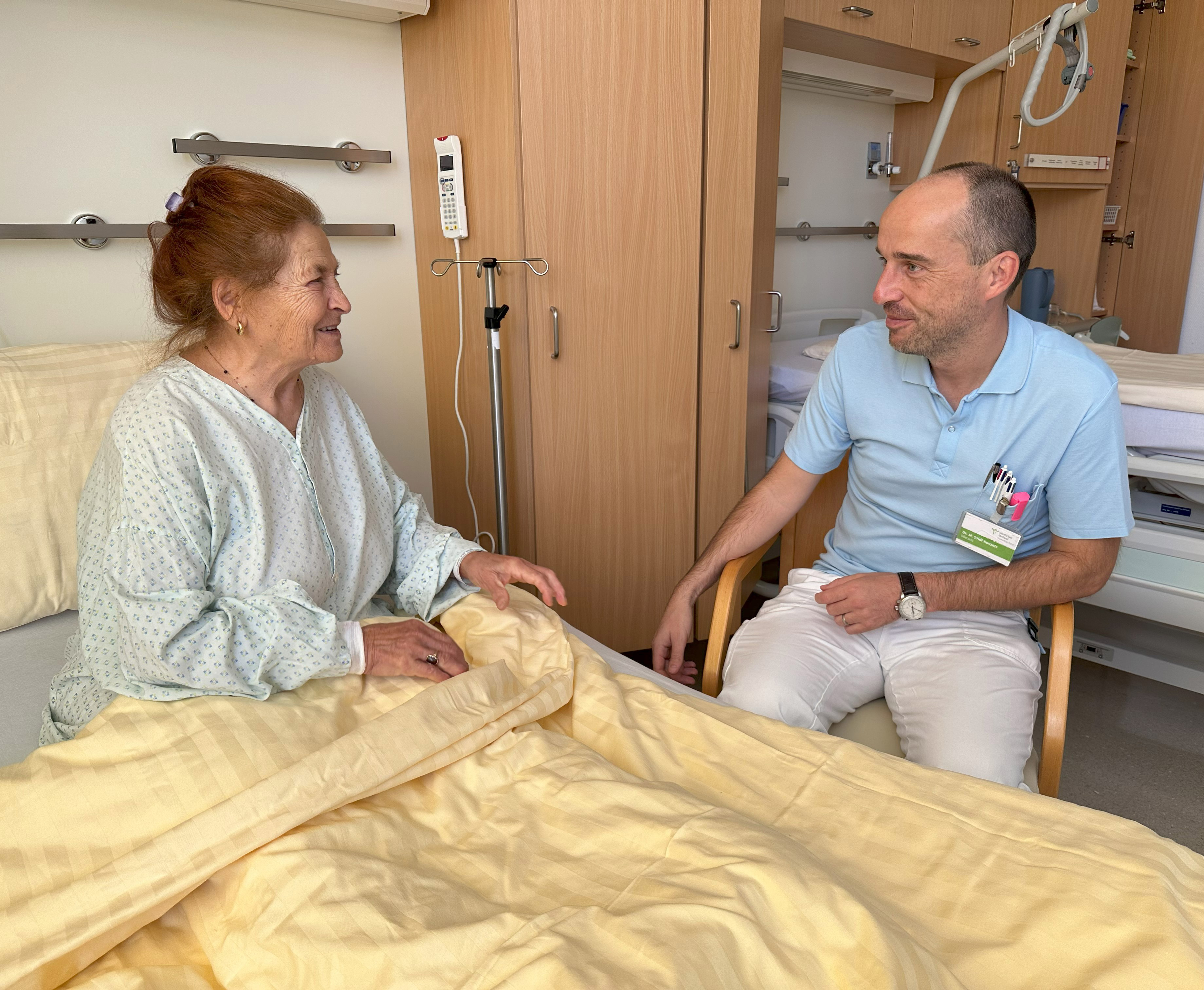 Ein Arzt im Gespräch mit einer unversicherten Patientin