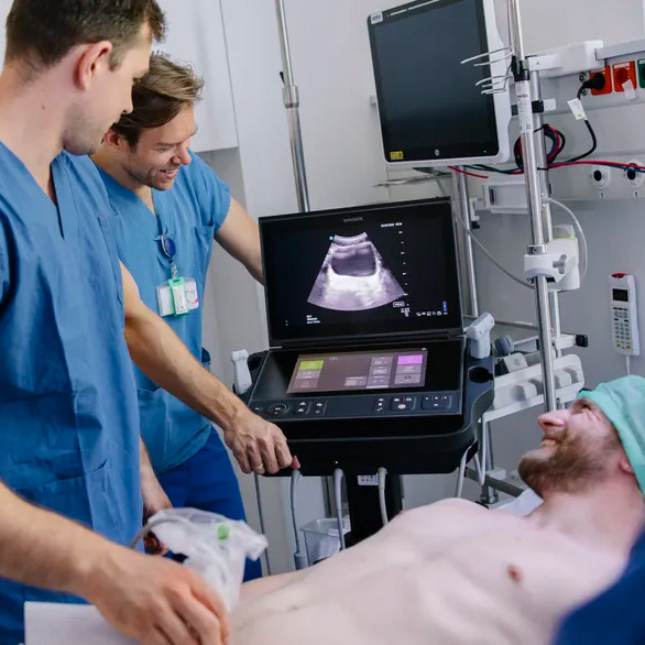 Studierende üben beim Ultraschall
