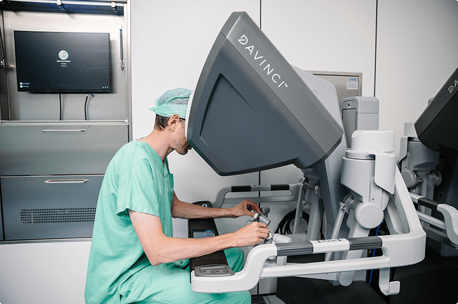 Arzt untersucht mit dem Davinci-Roboter