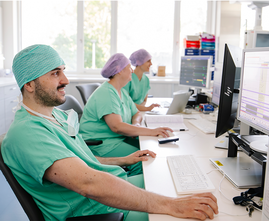 Drei Personen arbeiten im Operations-Saal