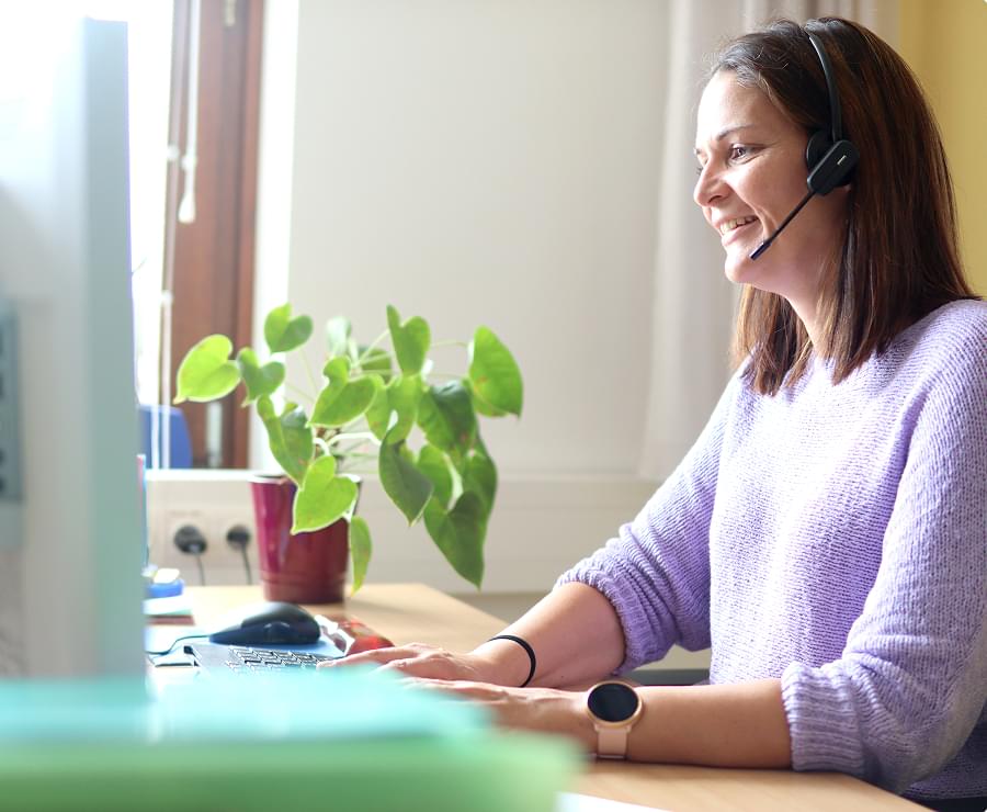 Eine Frau telefoniert mit Headset